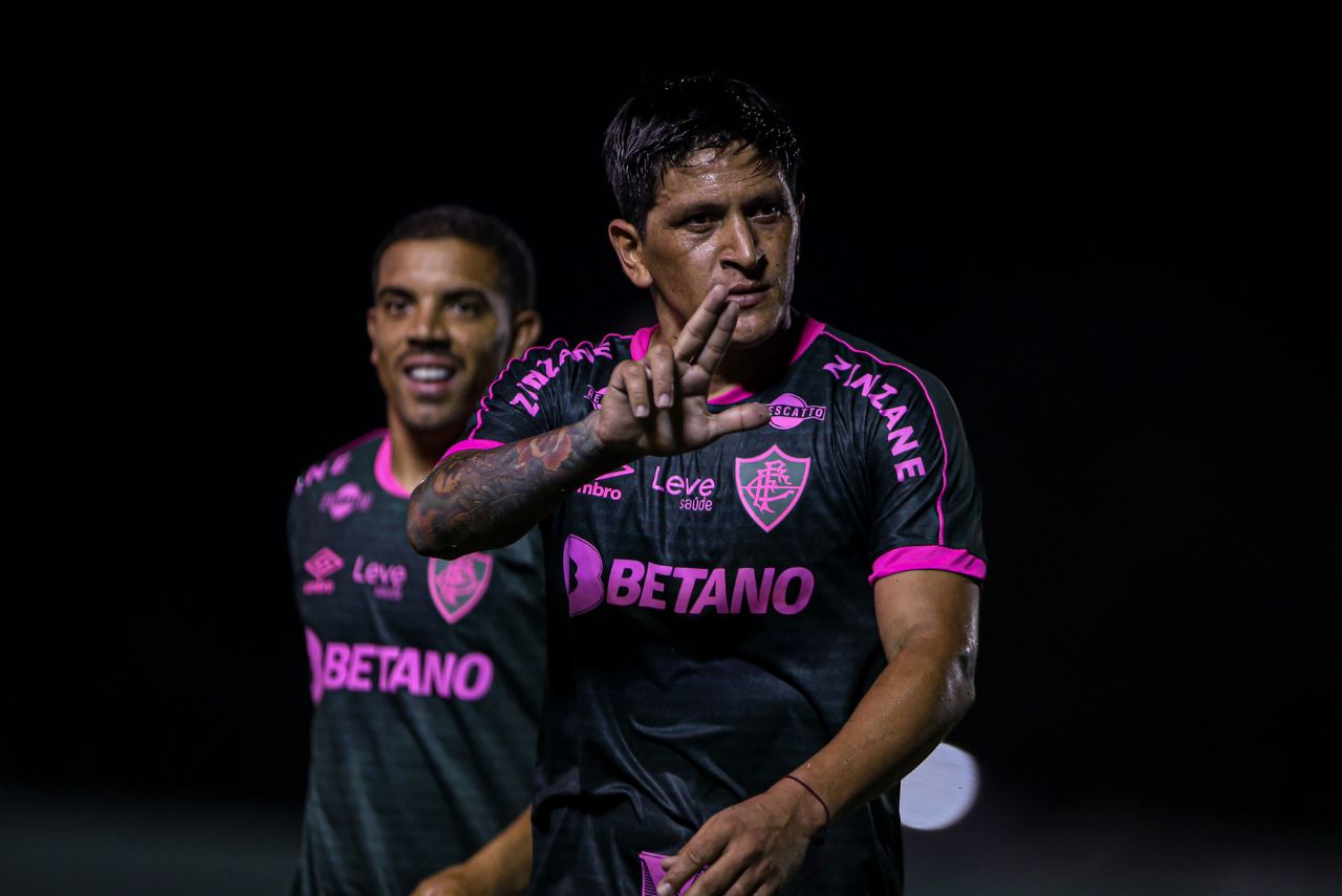 Cano faz o L pelo Fluminense