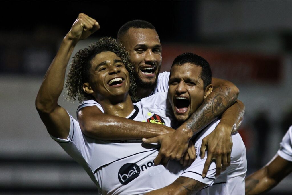 Jogadores do Sport comemoram mais uma vitória