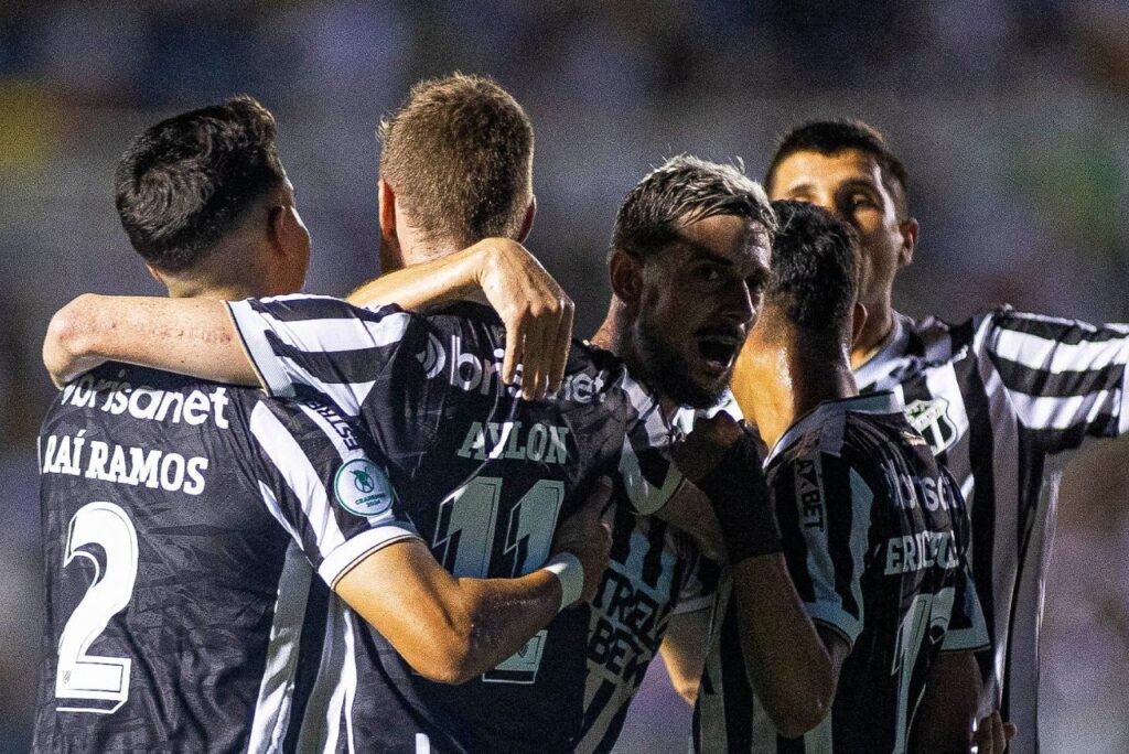 Jogadores do Ceará comemoram grande vitória