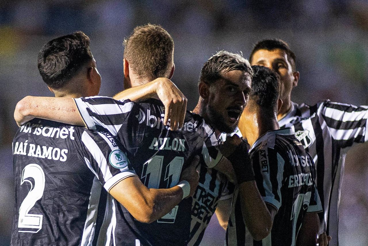 Jogadores do Ceará comemoram grande vitória