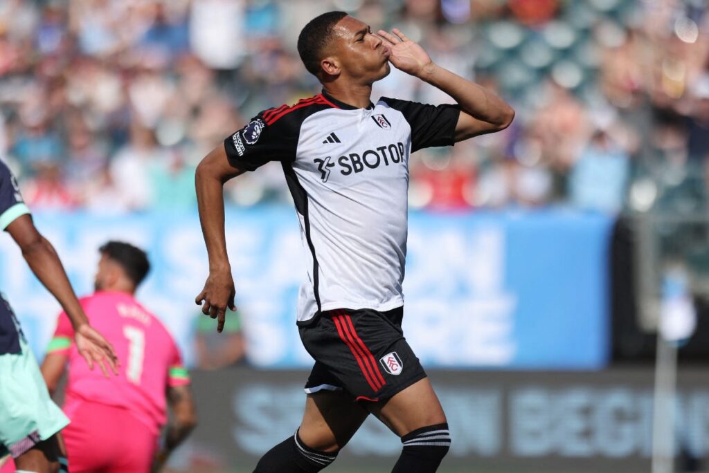 Carlos Vinícius comemora gol pelo Fulham