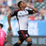 Carlos Vinícius comemora gol pelo Fulham