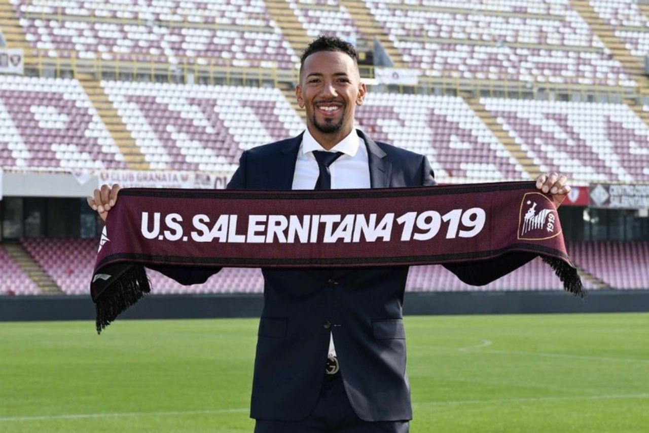 Zaguiro Jérôme Boateng posa com faixa do Salernitana