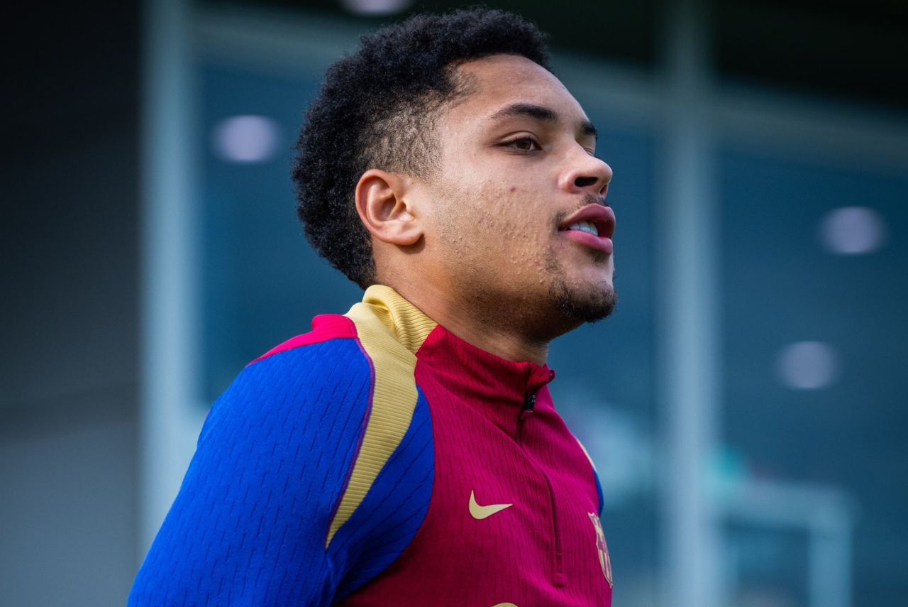 Atacante Vitor Roque, reforço nesta janela, em treino do Barcelona