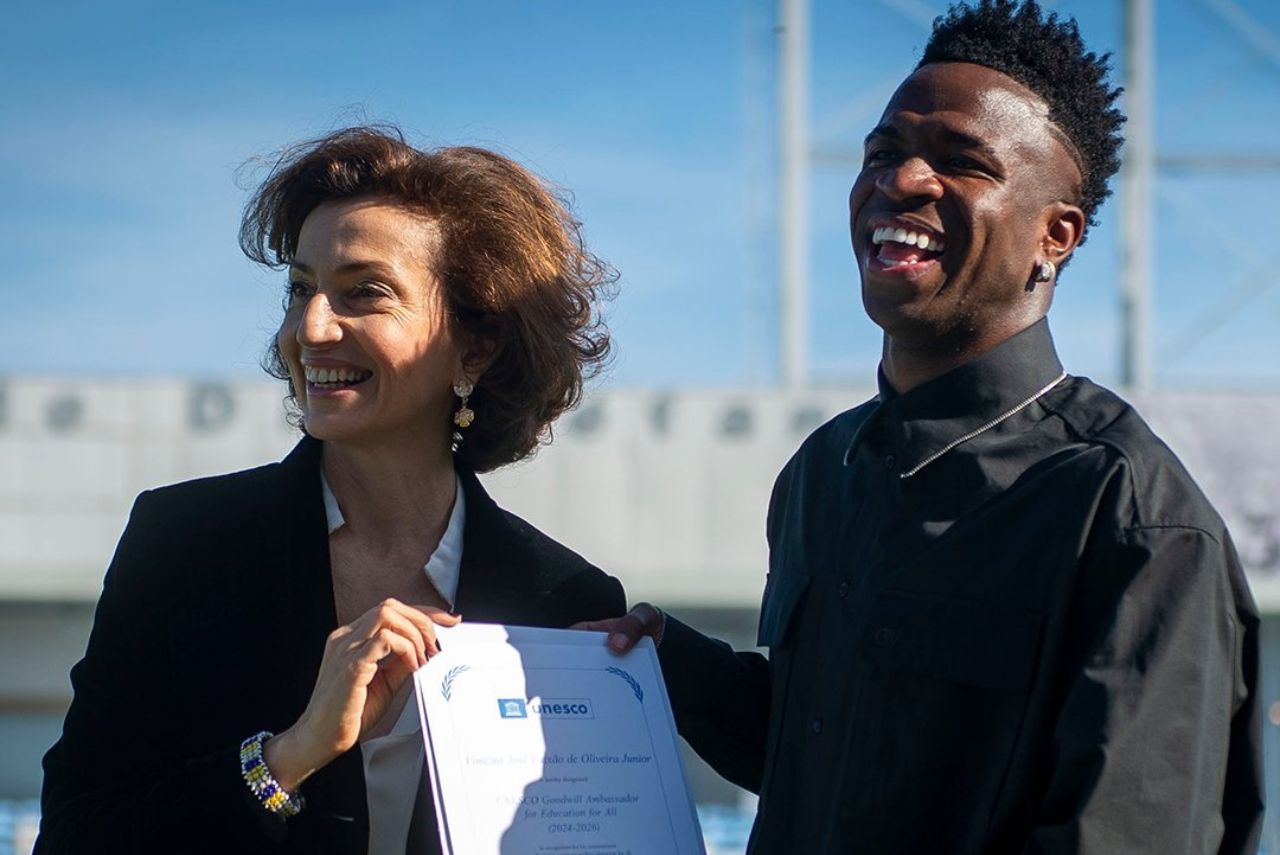 Atacante Vinícius Júnior recebendo nomeação da Unesco