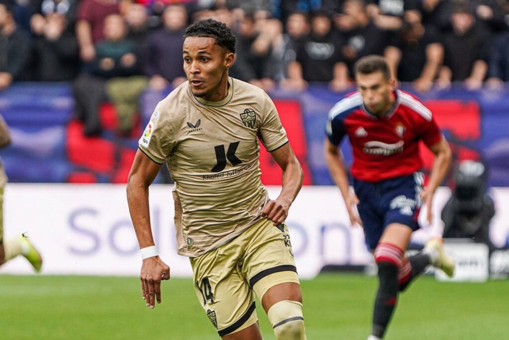 Atacante Lázaro, reforço do Palmeiras, em jogo do Almería