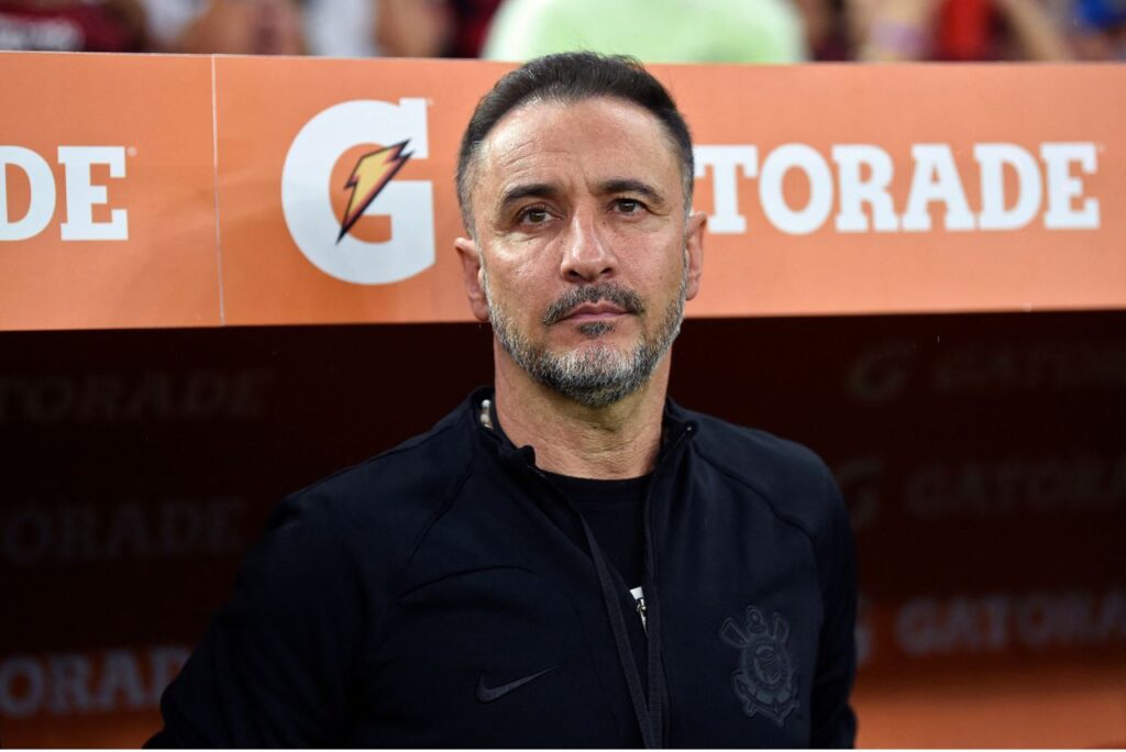 Vítor Pereira comandou o Corinthians por nove meses em 2022 (Foto: Mauro Pimentel/AFP)