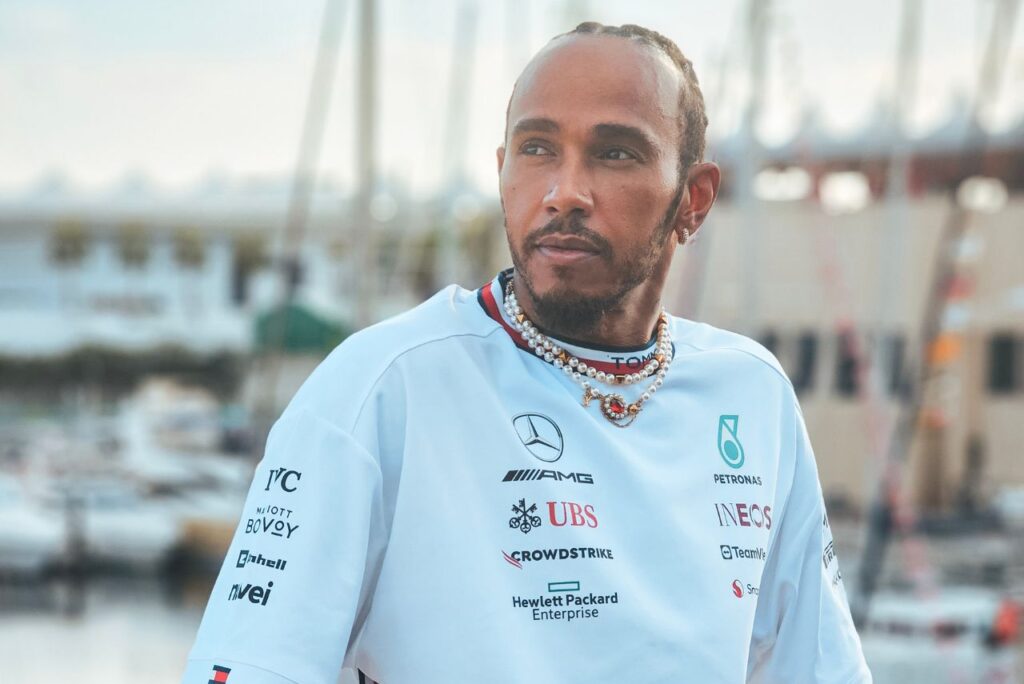 Piloto Lewis Hamilton posa com camisa da Mercedes