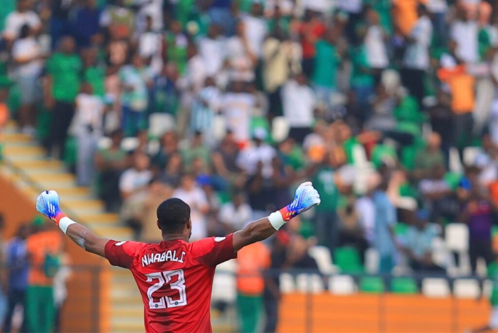 Goleiro Nwabali, da Nigéria, comemora vitória sobre a Angola na Copa Africana de Nações
