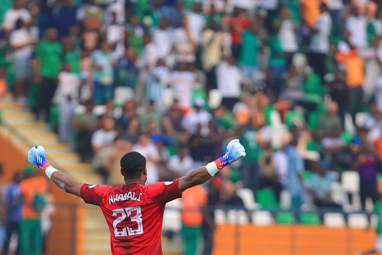 Goleiro Nwabali, da Nigéria, comemora vitória sobre a Angola na Copa Africana de Nações