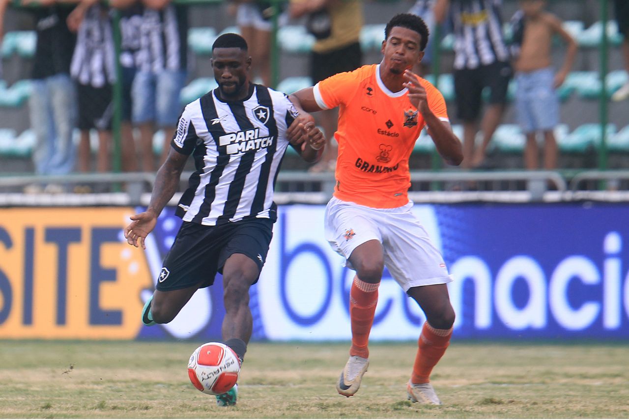 Botafogo e Nova Iguaçu ficaram no empate no Bezerrão (Foto: Vítor Silva/BFR)