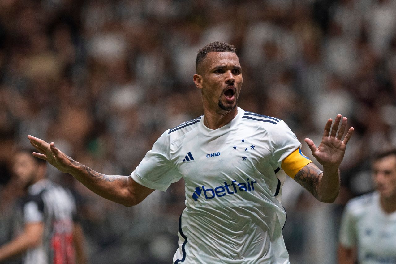 Zé Ivaldo comemora gol pelo Cruzeiro