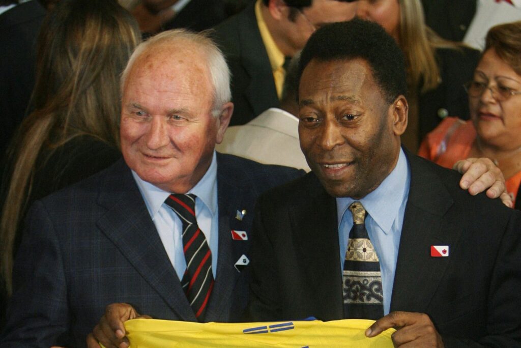 Encontro de Kurt Hamrin com Pelé em 2008 (Foto: Joedson Alves/AFP)