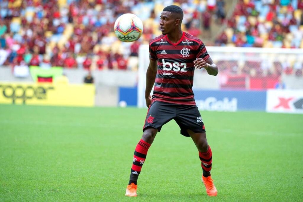 Lateral-esquerdo Ramon, reforço do Cuiabá, em jogo do Flamengo em 2020
