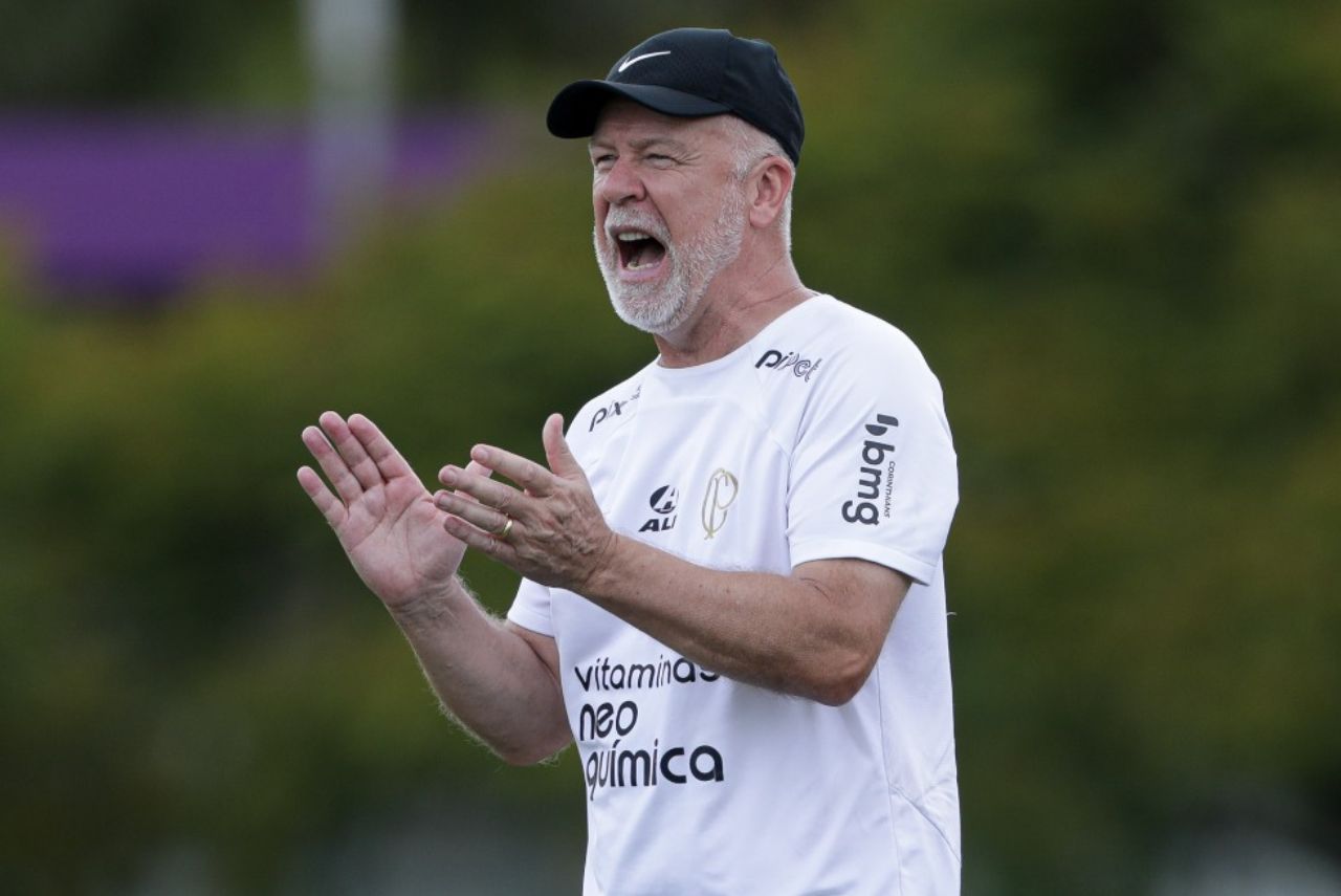 Treinador Mano Menezes em treino do Corinthians em 2024