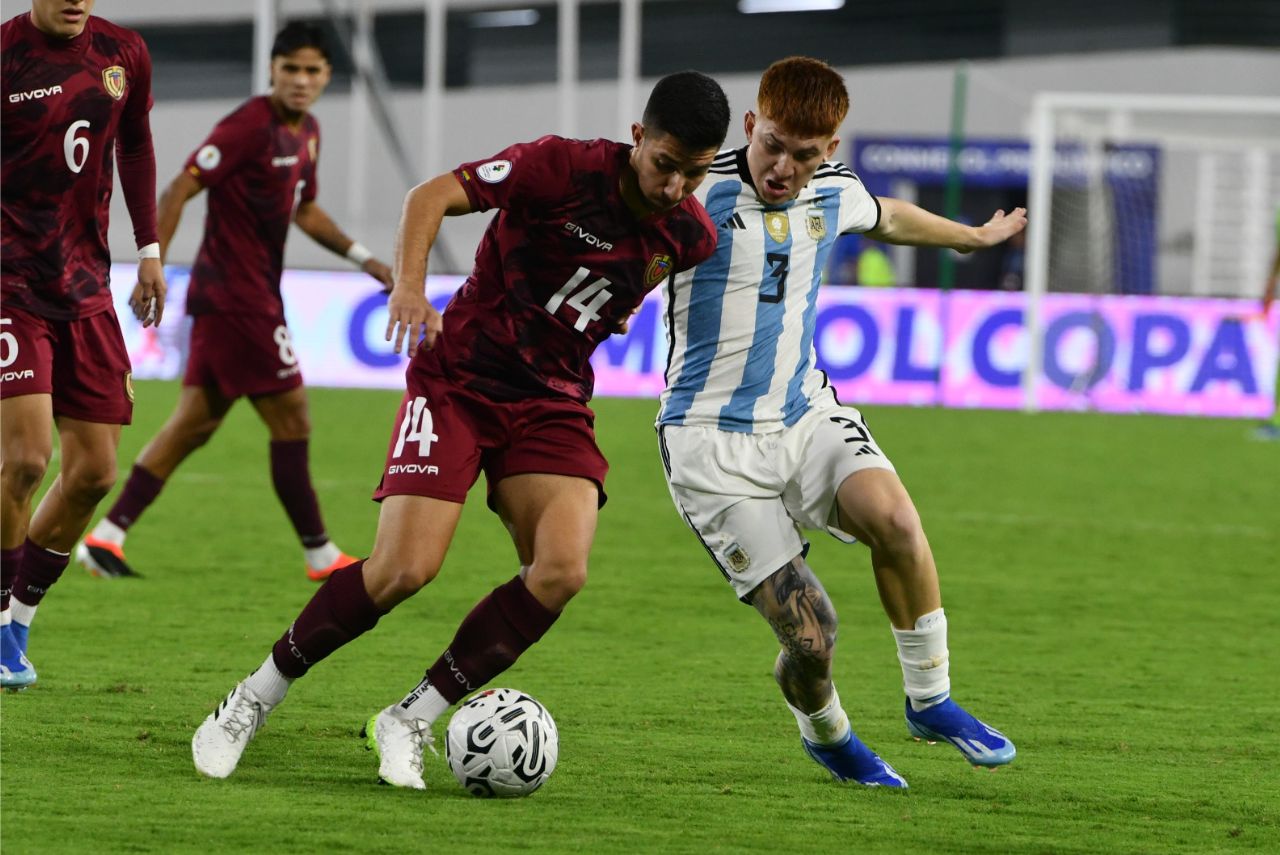 Valentín Barco, da Argentina, em disputa de bola