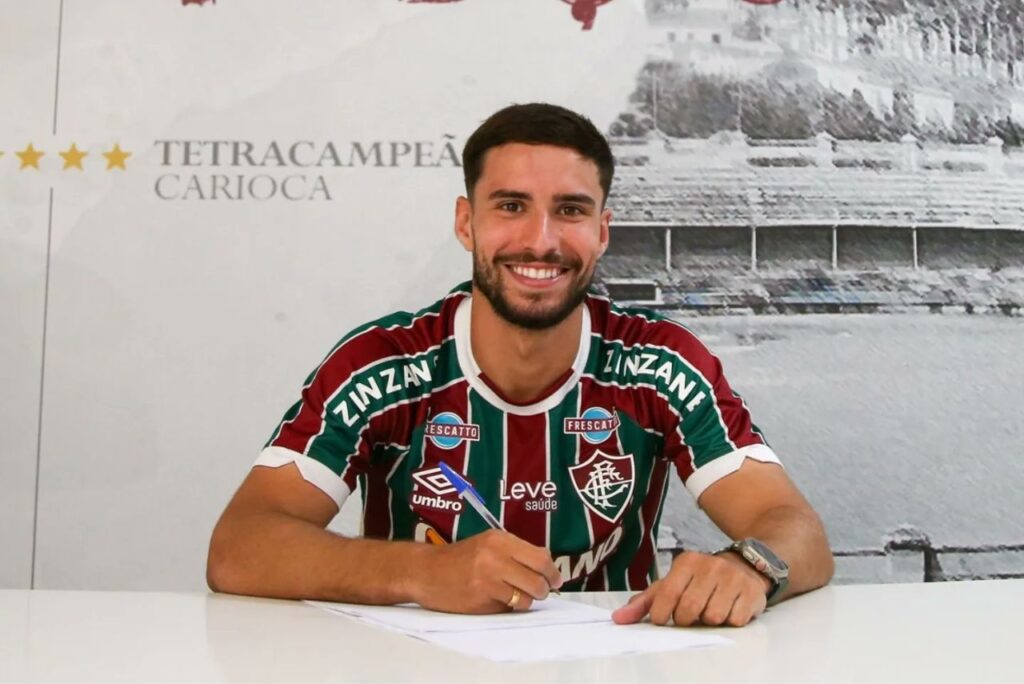 Volante Martinelli acertou com o Fluminense até dezembro de 2026 (Foto: X/Reprodução)