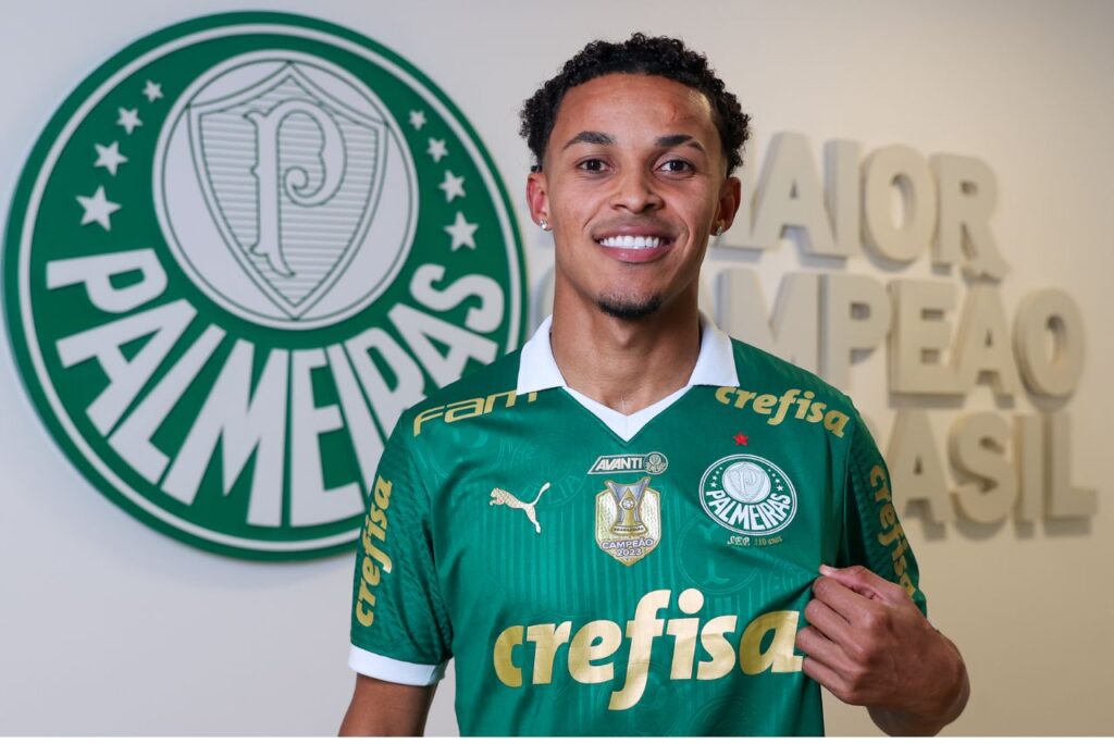 Atacante Lázaro posa com camisa do Palmeiras