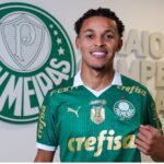 Atacante Lázaro posa com camisa do Palmeiras
