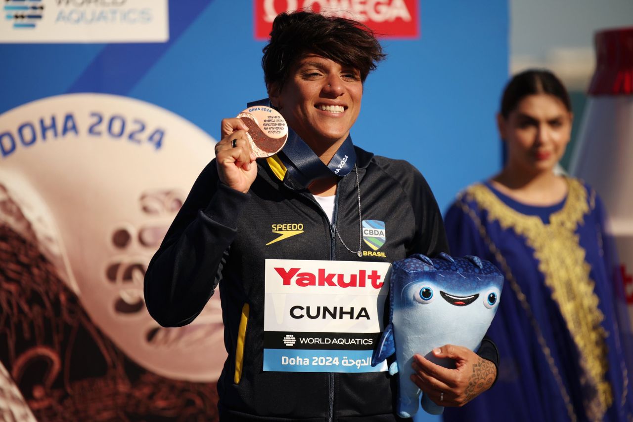 Nadadora Ana Marcela Cunha com medalha de bronze dos 5km no Mundial de Esportes Aquáticos 2024