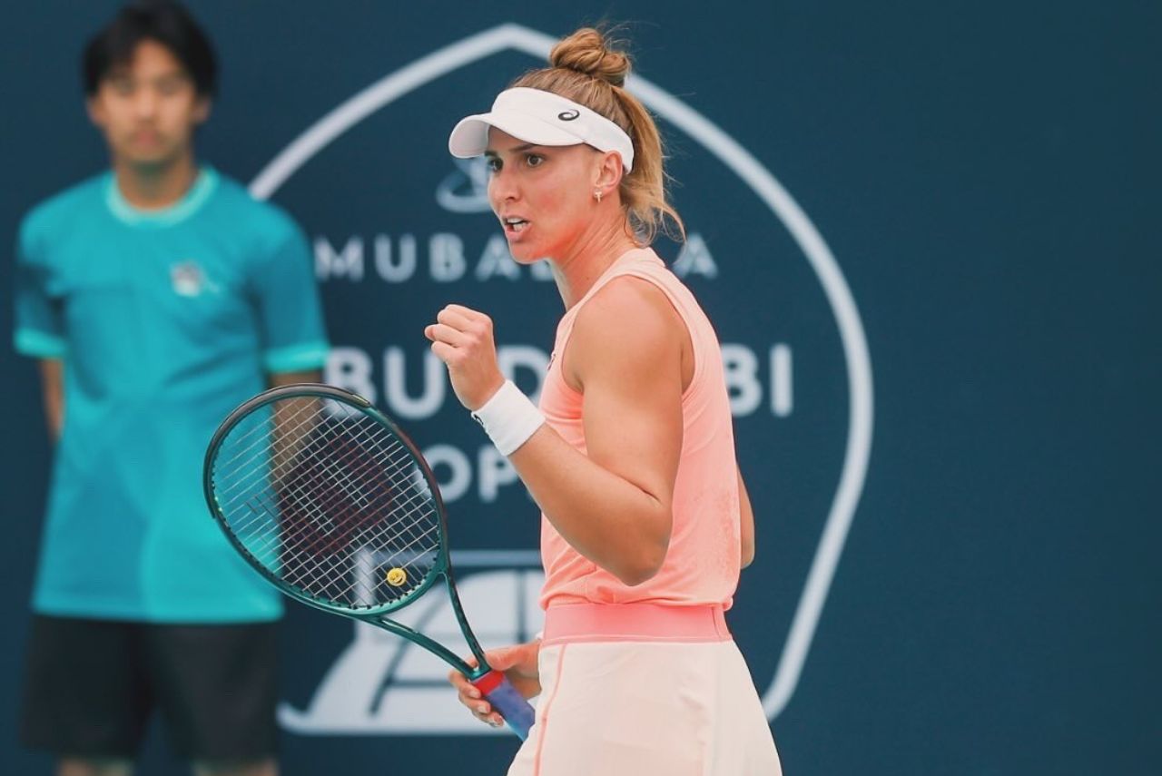 Tenista Bia Haddad Maia comemora em jogo do WTA 500 de Abu Dhabi