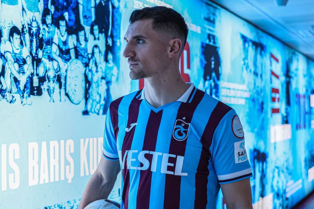 Lateral-direito Thomas Meunier posa com camisa do Trabzonspor