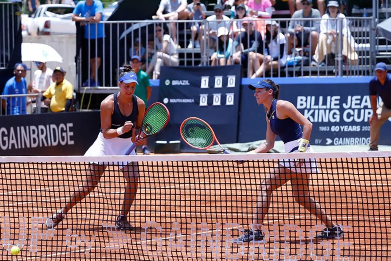 Tenistas Ingrid Martins e Luisa Stefani em jogo do Time Brasil contra a Coreia do Sul na BJK Cup 2023