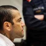 Daniel Alves em julgamento, vestindo camisa branca, sentado, durante a sessão.