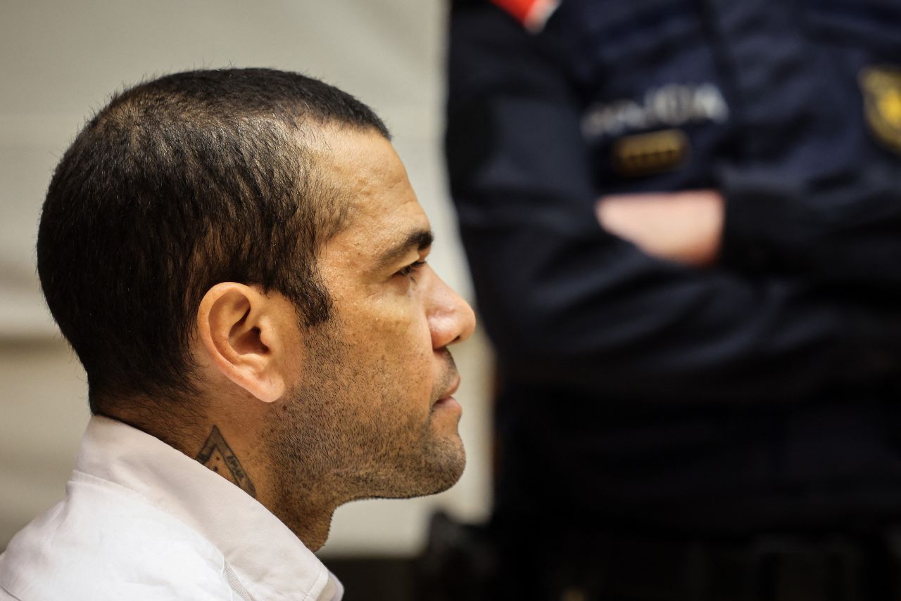 Daniel Alves em julgamento, vestindo camisa branca, sentado, durante a sessão.