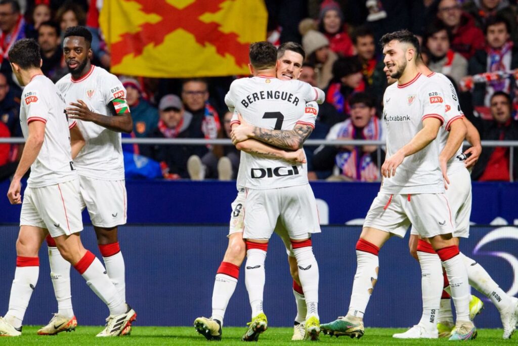 Jogadores do Athletic Bilbao comemoram vitória sobre o Atlético de Madrid