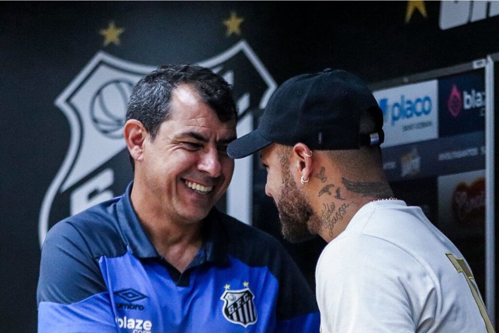 Treinador Fábio Carille ao lado de Neymar