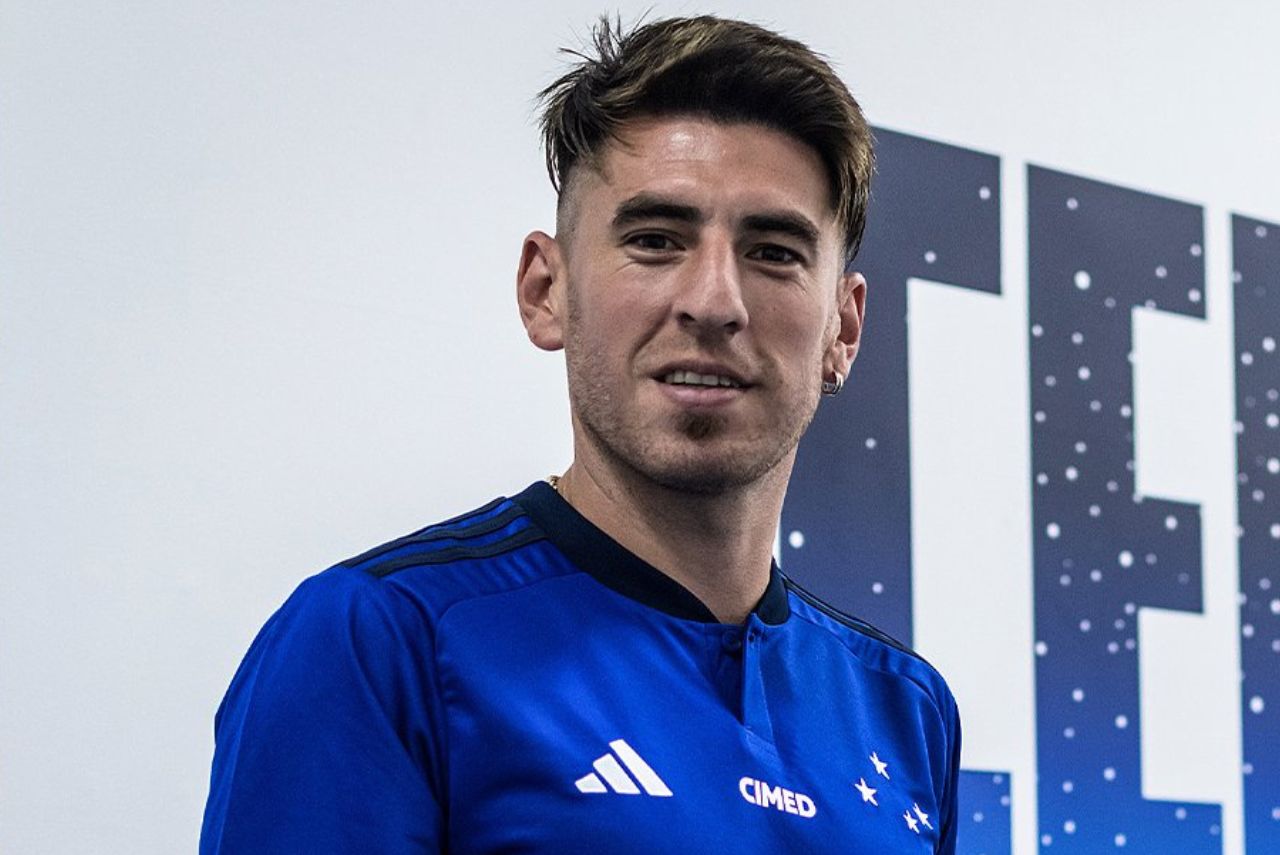 Zagueiro Lucas Villalba posa com camisa do Cruzeiro