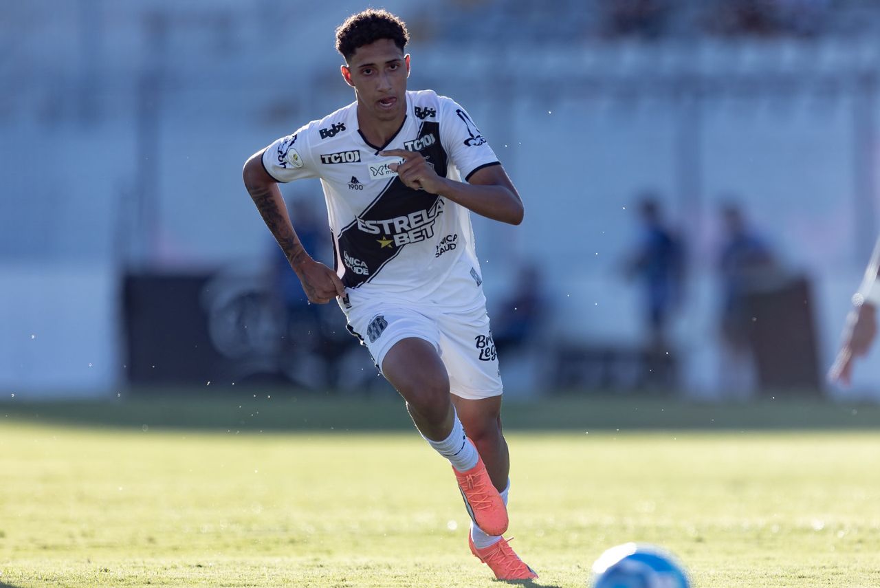 Volante Felipinho, alvo do Athletico-PR, da Ponte Preta, em jogo da Série B 2023