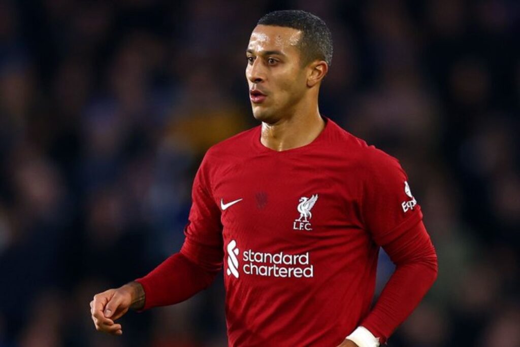 Meia Thiago Alcântara em jogo do Liverpool em 2023