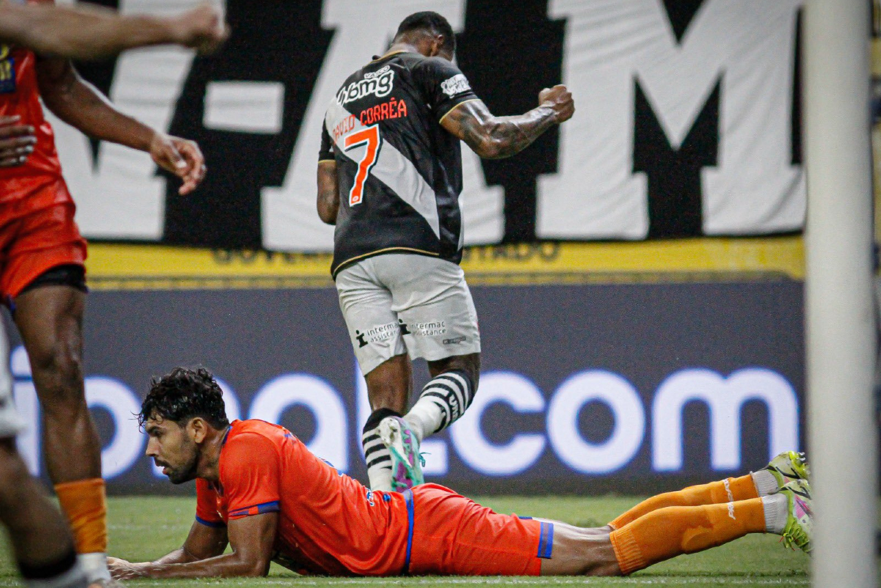 David comemora gol pelo Vasco
