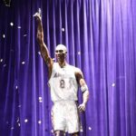 A estátua de Kobe colocada na frente da Crypto.com Arena. Foto: Reprodução/X