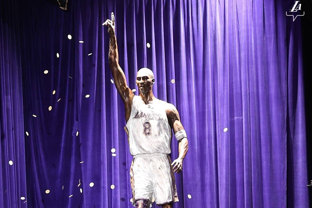 A estátua de Kobe colocada na frente da Crypto.com Arena. Foto: Reprodução/X