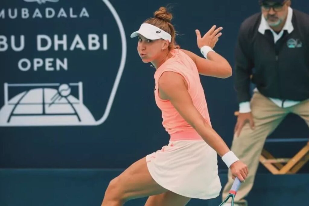 Tenista Bia Haddad Maia em jogo do WTA 500 de Abu Dhabi