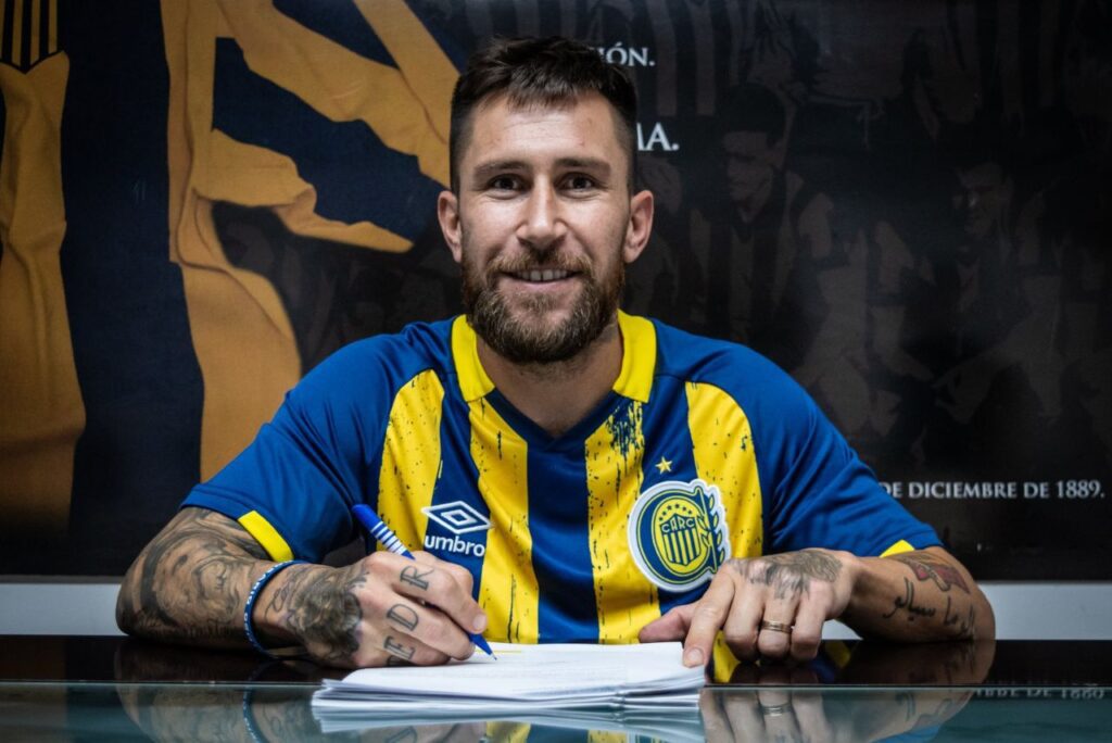 Meia Jonathan Gómez assinando contrato com o Rosario Central