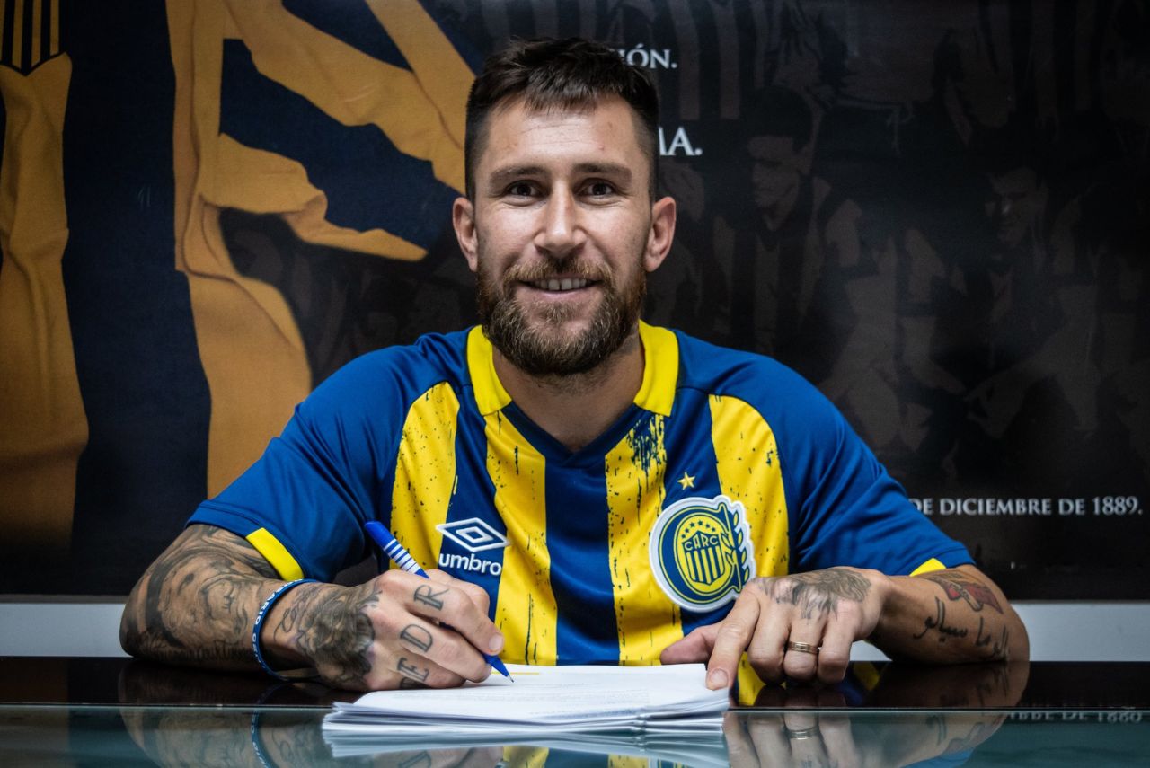 Meia Jonathan Gómez assinando contrato com o Rosario Central