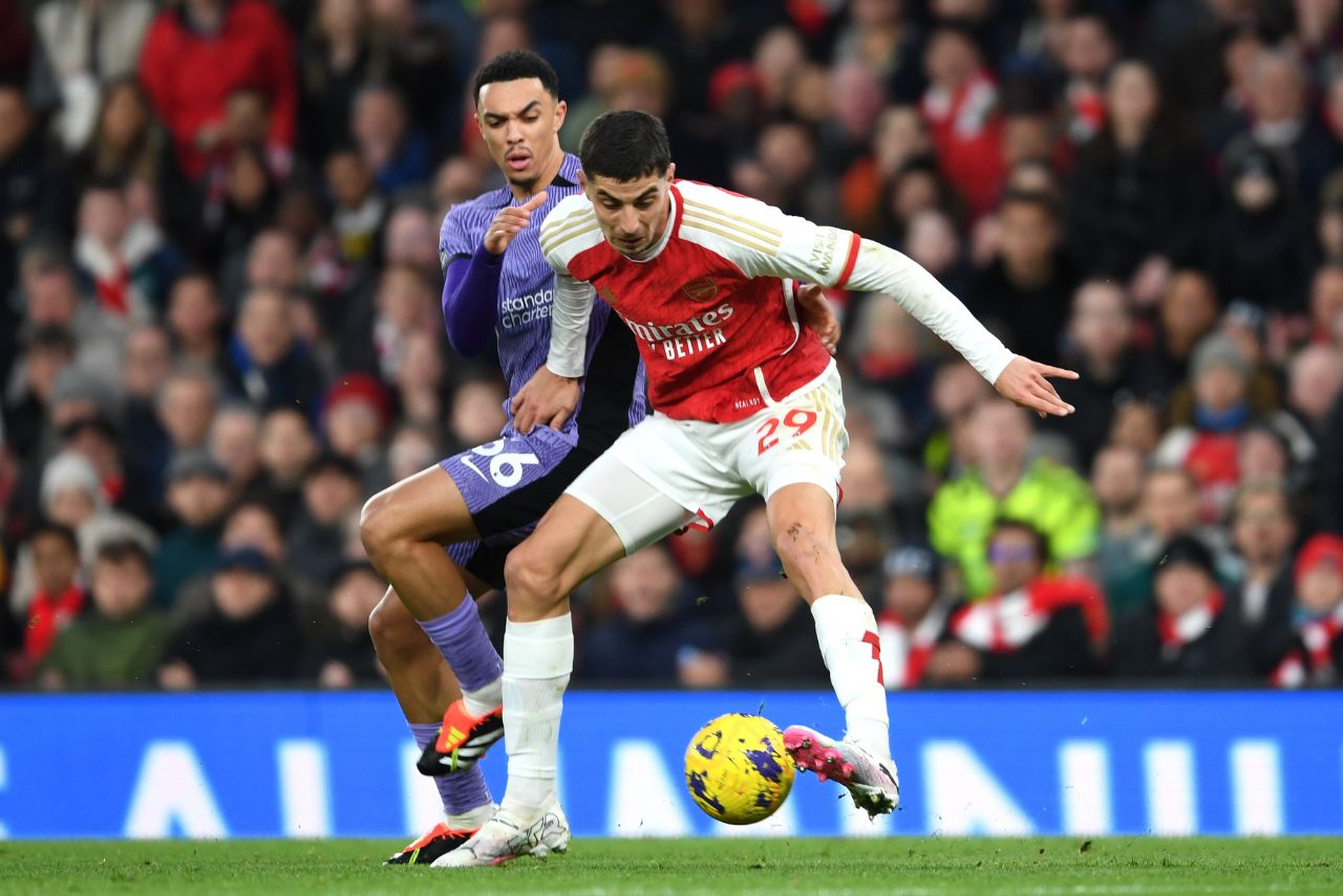 Lance do jogo entre Liverpool e Arsenal no Campeonato Inglês