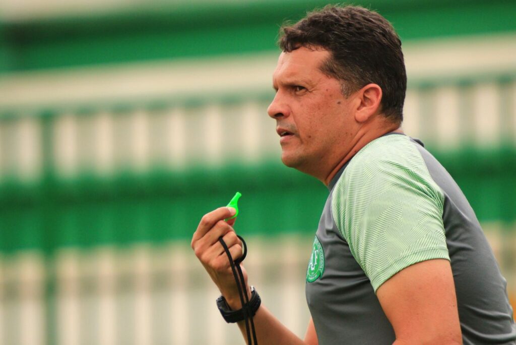 Treinador Claudinei Oliveira em treino da Chapecoense