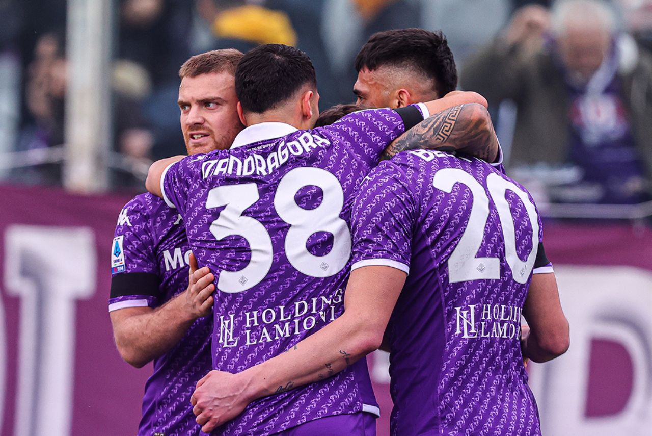 Jogadores da Fiorentina comemoram gol sobre o Frosinone na Serie A em 2024
