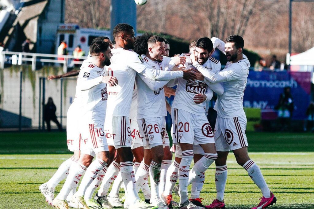 Jogadores do Brest comemoram gol contra o Clermont na Ligue 1