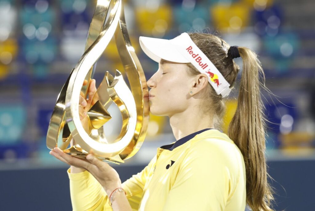 Tenista Elena Rybakina com troféu do Abu Dhabi Open