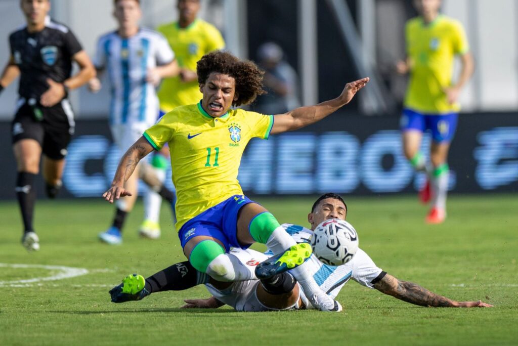 Lance do jogo Brasil x Argentina no Pré-Olímpico de Futebol 2024