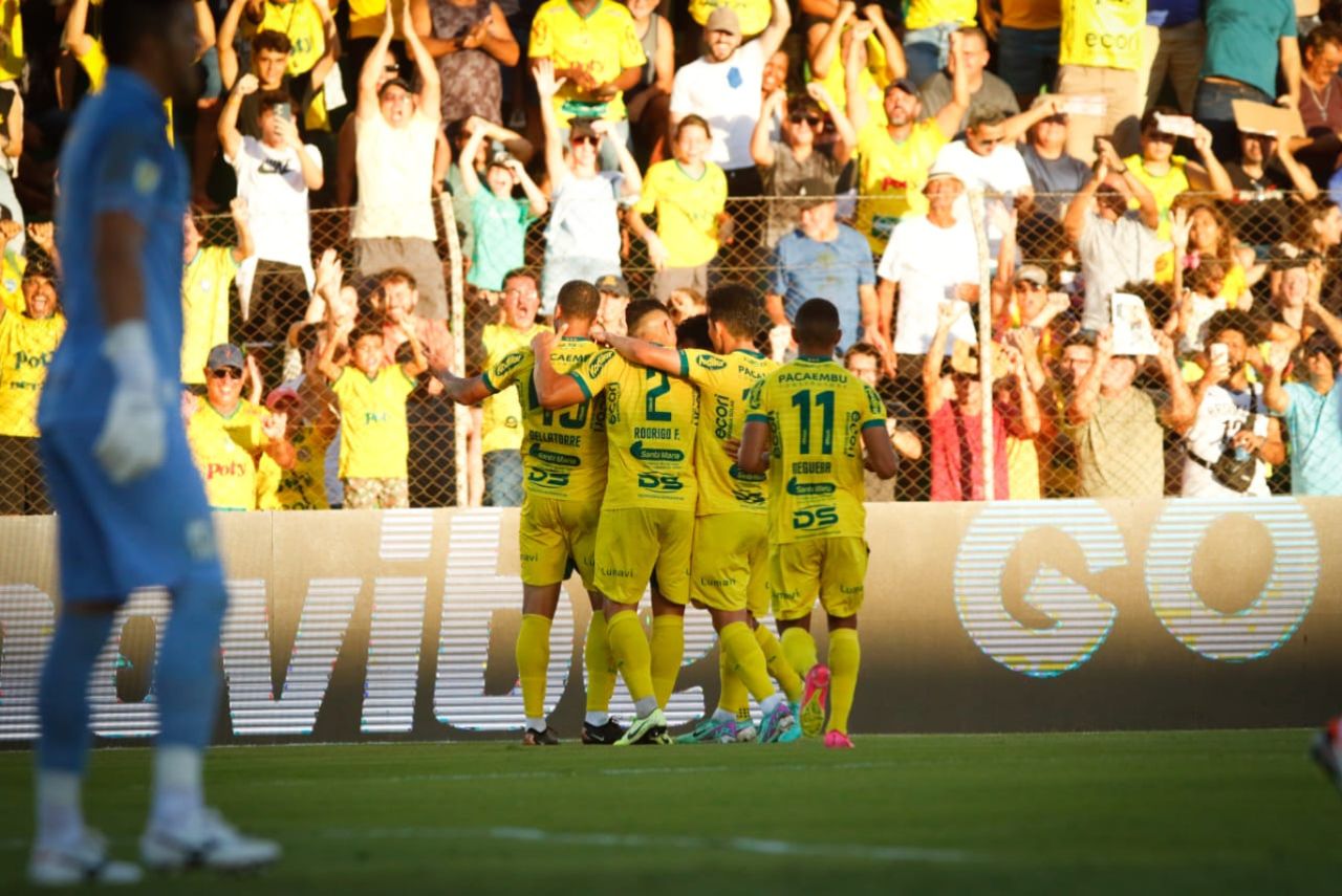 Jogadores do Mirassol comemoram gol contra o Santos no Paulistão