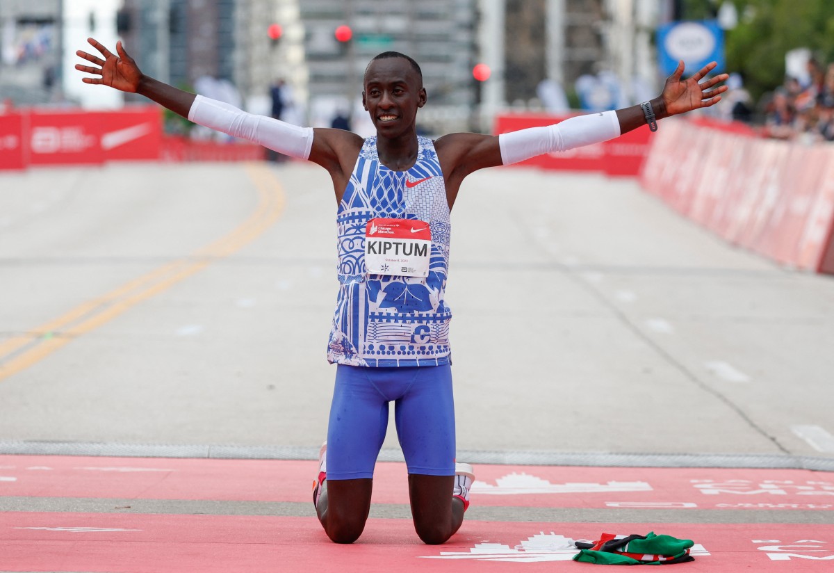 (FILES) Kenya's Kelvin Kiptum celebrates winning the 2023 Bank of America Chicago Marathon in Chicago, Illinois, in a world record time of two hours and 35 seconds on October 8, 2023. - World marathon record holder Kelvin Kiptum and his coach Gervais Hakizimana have died in a car crash in western Kenya that left a third passenger also injured, police said on February 11, 2024.