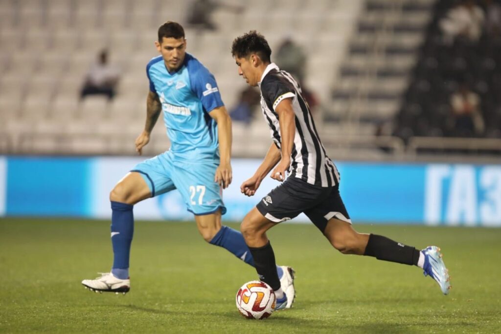 Zagueiro Nino atuando pelo Zenit contra o Santos