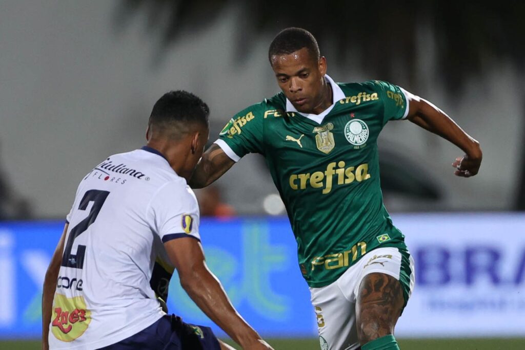 Lateral em ação pelo Palmeiras